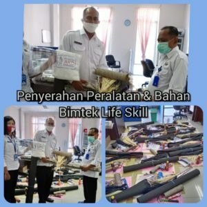 Serah Terima Paket Bahan Kegiatan Bimtek Lifeskill Bagi Masyarakat Rawan Narkoba dari Pejabat Pengadaan Barang dan Jasa kepada Kepala Bidang P2M