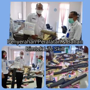 Serah Terima Paket Bahan Kegiatan Bimtek Lifeskill Bagi Masyarakat Rawan Narkoba dari Pejabat Pengadaan Barang dan Jasa kepada Kepala Bidang P2M