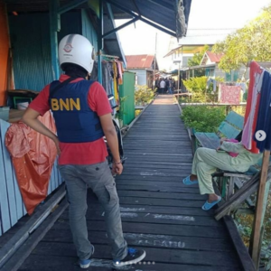 Tim Gabungan Berantas BNNP kalteng bersama dengan BNNK palangka Raya dan DIT SAMAPTA POLDA KALTENG grebek Kampung Narkoba PUNTUN