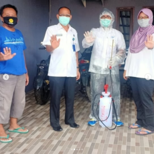 Penyemprotan desinfektan ke rumah-rumah Pegawai BNNP Kalteng sebagai bentuk Pencegahan Penyebaran Virus Corona
