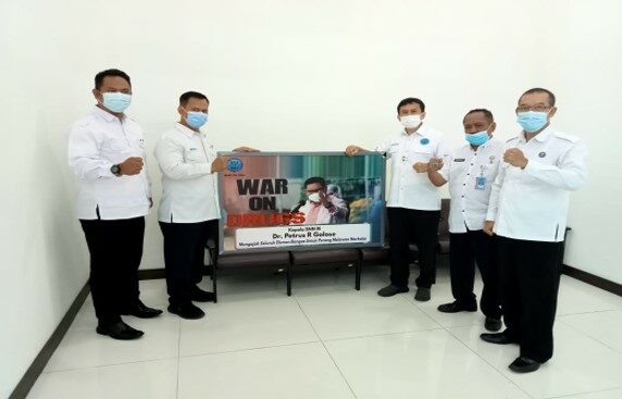 BNNP Kalteng Melakukan pemasangan foto / slogan “WAR ON DRUGS” di Pos Interdiksi Bandara Cilik Riwut Palangkaraya